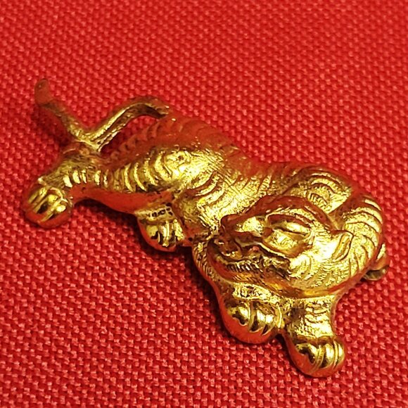 Gold Toned Crouching Tiger Brooch Pin Marked MF - Picture 8 of 11
